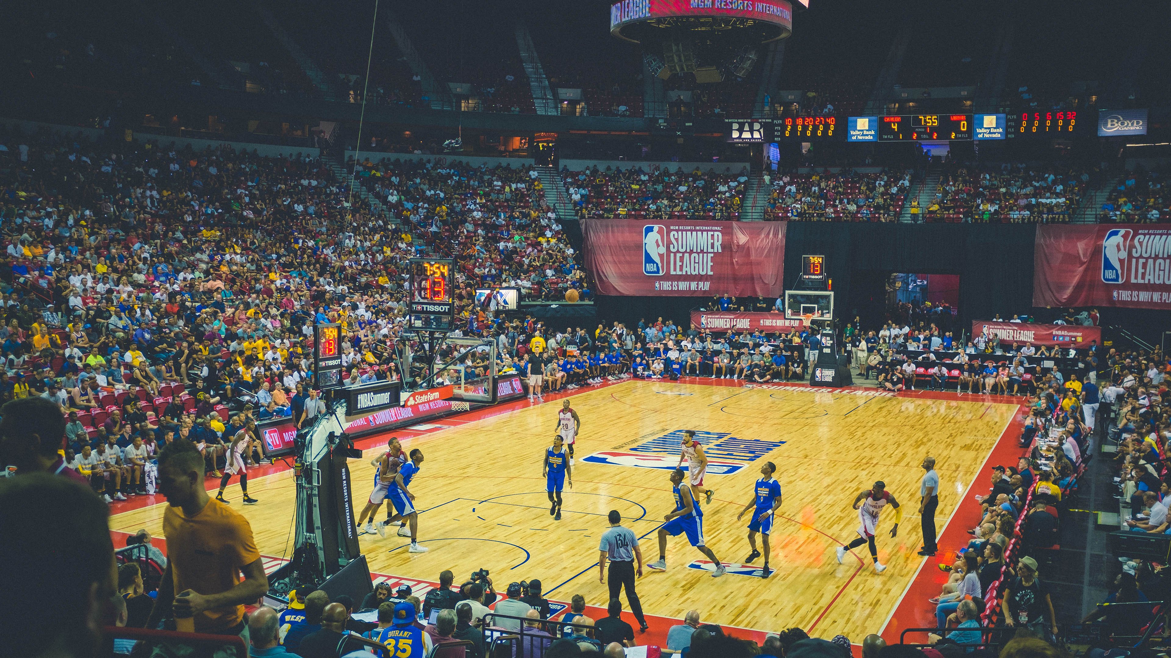 精彩镜头:连续得分瞬间折射技术高度